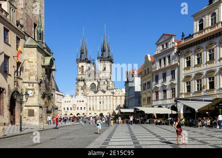 Prag Häuser auf Altstädter Ring Staromestske Namesti, vor der Uhr Tschechische Republik Stockfoto