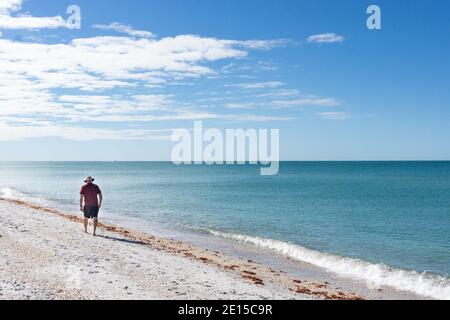 Der alte Rentner geht alleine am Gasparila Strand in Florida Stockfoto