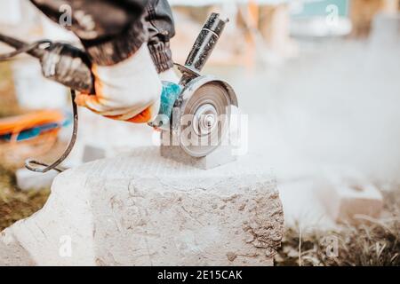 Werkzeuge zum Verlegen und Installieren von Pflasterplatten - Schnur Kelle Und Gummihammer Stockfoto