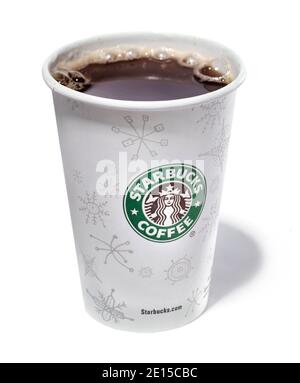 Starbucks Holiday Kaffeetasse ohne Deckel auf einem fotografiert Weißer Hintergrund Stockfoto