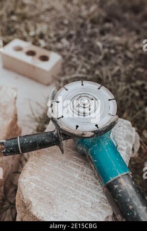 Werkzeuge zum Verlegen und Installieren von Pflasterplatten - Schnur Kelle Und Gummihammer Stockfoto