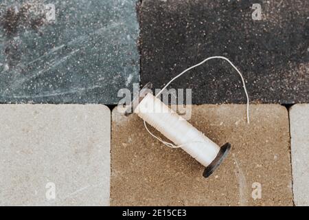 Werkzeuge zum Verlegen und Installieren von Pflasterplatten - Schnur Kelle Und Gummihammer Stockfoto