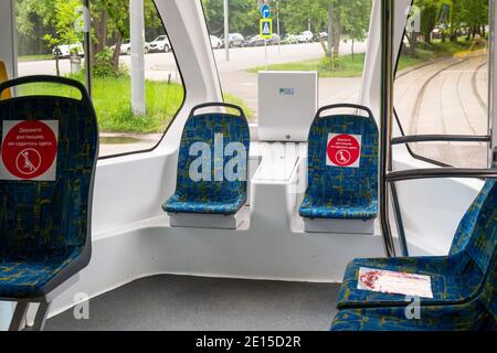 Moskau, Russland - 6. Juni 2020: Abstand in öffentlichen Verkehrsmitteln Straßenbahn in Moskau Stockfoto