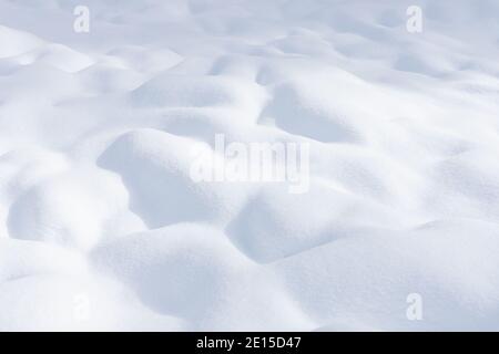 Boden bedeckt mit frisch gefallener Schnee Stockfoto