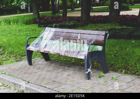 Moskau, Russland - 6. Juni 2020: Geschlossene blockierte Bänke in einem öffentlichen Platz für die Distanz zu halten Stockfoto