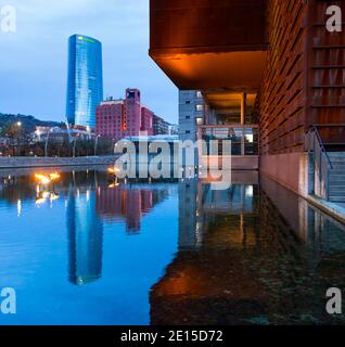 Euskalduna Palast auf der Ria del Nervion und der Iberdrola Turm im Hintergrund, in Bilbao, Bizkaia, Pais Vasco, Spanien, Europa Stockfoto