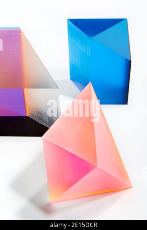 Phillip Niedrig geometrische Acrylfarbe Skulptur auf einem weißen fotografiert Hintergrund Stockfoto