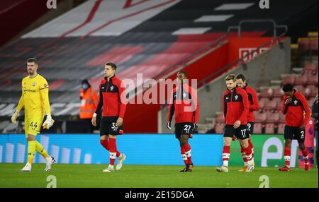 Southampton-Torwart Fraser Forster (links) führt vor dem Premier League-Spiel im St. Mary's Stadium, Southampton, seine Mannschaftskollegen aus. Stockfoto