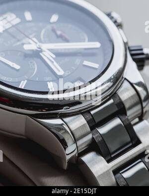 Minsk, Weißrussland – 22. Oktober 2020: Swiss Longines Premium Uhr Nahaufnahme in einer Verpackung - Chronometer für das männliche Handgelenk - Geburtstagsgeschenk Stockfoto