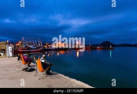 Fischerhafen von Santoña in der Abenddämmerung, Parque Natural de las Marismas de Santoña, Victoria y Joyel, Kantabrien, Spanien, Europa Stockfoto