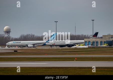 Montreal, Quebec/Kanada - 11/29/2020 : zwei Airbus A330, ein Air Canada und ein Air transat, parkten am Flughafen Montreal wegen COVID-19. Stockfoto