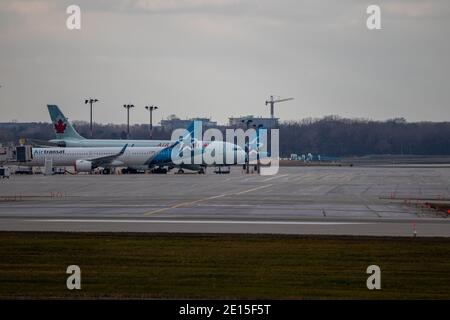 Montreal, Quebec/ Kanada - 11/29/2020 : Air Transat und Air Canada Flugzeuge parkten langfristig am Flughafen Montreals. Nicht genügend Passagiere während Covid-19 Stockfoto