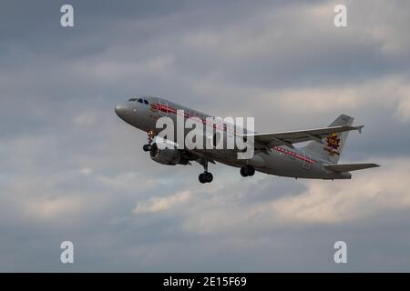 Montreal, Quebec/ Kanada - 11/29/2020 : Air Canada A320 mit Retro TCA (Trans Canadian Airline) Lackierung, verlassen Montreal nach dem Start. Stockfoto