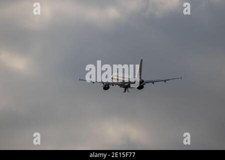 Montreal, Quebec/ Kanada - 11/29/2020 : Air Canada A320 mit Retro TCA (Trans Canadian Airline) Lackierung, verlassen Montreal nach dem Start. Stockfoto