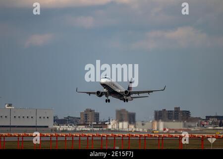 Montreal, Quebec/ Kanada - 11/29/2020 :Air Canada Embraer E175 mit neuen schwarz-weißen Lackierung, Start von Montreal Intl. Flughafen. Stockfoto