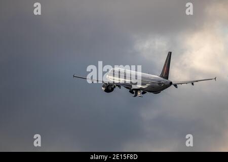 Montreal, Quebec, Kanada - 11/29/2020 : Air Canada A321 ab Montreal Intl. Flughafen. Stockfoto