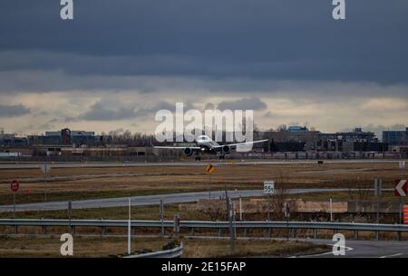 Montreal, Quebec, Kanada - 12-13-2020 : Air Canada Airbus A220 landet auf dem internationalen flughafen von Montreal unter Seitenwind. Stockfoto