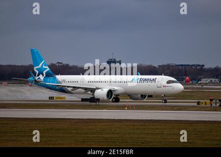 Montreal, Quebec, Kanada - 12-13-2020 : Air Transat Airbus A321 NEO rollt zum Start vom Montreal International airport. Stockfoto