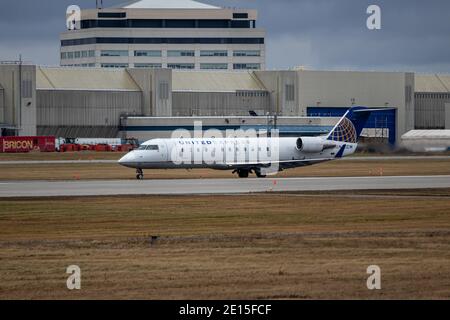 Montreal, Quebec, Kanada - 12-13-2020 : Air Wisconsin (United Express), CRJ 200, die gerade in Montreal landete. Stockfoto