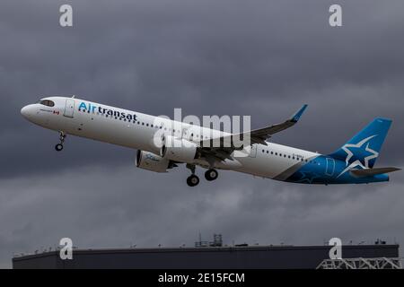 Montreal, Quebec, Kanada - 12-13-2020 : Air Transat Airbus A321 NEO nimmt ab Montreal. Stockfoto