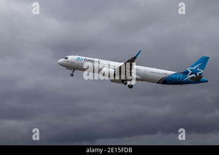 Montreal, Quebec, Kanada - 12-13-2020 : Air Transat Airbus A321 NEO nimmt ab Montreal. Stockfoto