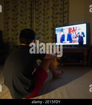 Ein Familienmitglied in Nottingham Frau beobachtet Premierminister Boris Johnson eine Fernsehansprache an die Nation von 10 Downing Street, London, die neue Notfallmaßnahmen zur Bekämpfung der Ausbreitung des Coronavirus in England. Stockfoto