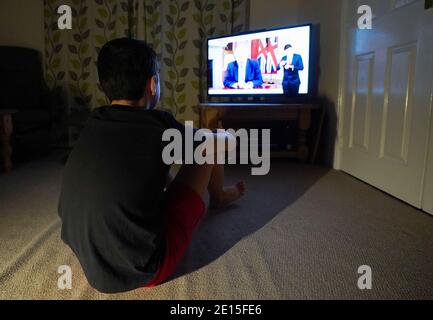 Ein Familienmitglied in Nottingham Frau beobachtet Premierminister Boris Johnson eine Fernsehansprache an die Nation von 10 Downing Street, London, die neue Notfallmaßnahmen zur Bekämpfung der Ausbreitung des Coronavirus in England. Stockfoto