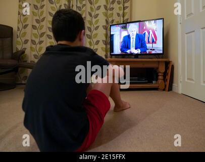Ein Familienmitglied in Nottingham Frau beobachtet Premierminister Boris Johnson eine Fernsehansprache an die Nation von 10 Downing Street, London, die neue Notfallmaßnahmen zur Bekämpfung der Ausbreitung des Coronavirus in England. Stockfoto