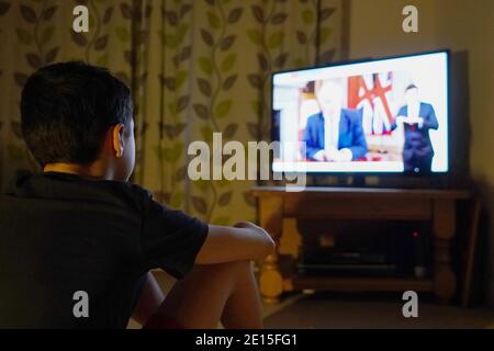 Ein Familienmitglied in Nottingham Frau beobachtet Premierminister Boris Johnson eine Fernsehansprache an die Nation von 10 Downing Street, London, die neue Notfallmaßnahmen zur Bekämpfung der Ausbreitung des Coronavirus in England. Stockfoto