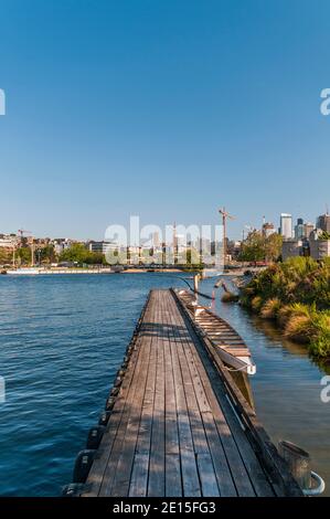 Ein Dock mit ein paar kleinen Booten, die am Lake Union in der Nähe von Queen Anne, Seattle, Washington, festgemacht sind. Stockfoto