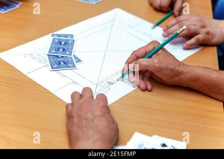 Nahaufnahme der Karten in den Händen Stockfoto