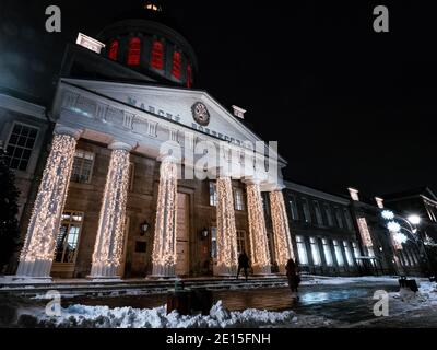 Marche Bonsecours in Old Montreal bei Nacht beleuchtet mit weihnachten Lichter mit etwas Schnee von unten betrachtet Stockfoto