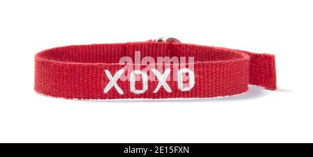 Stoffarmband mit Liebesphrase von ED von Ellen Fashion Linie von Ellen Degeneres auf weißem Hintergrund fotografiert Stockfoto