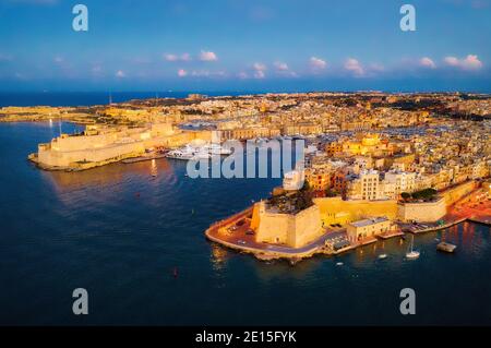 Valletta, Malta bei Sonnenuntergang, aufgenommen im November 2020, nachbearbeitet mit Belichtungsreihe Stockfoto