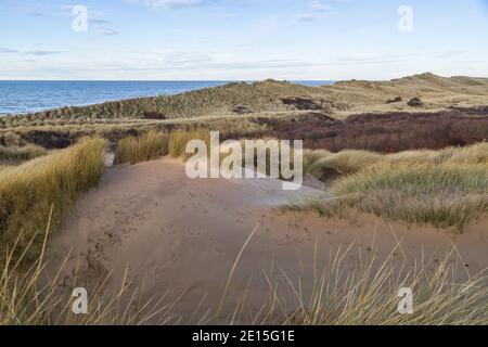 Die Landschaft der Küste von Formby in Liverpool im Januar 2021 von einer hohen Sanddüne. Stockfoto