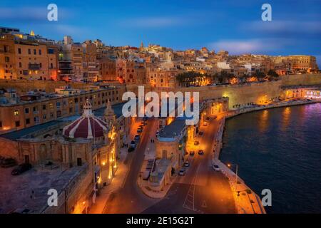 Valletta, Malta bei Sonnenuntergang, aufgenommen im November 2020, nachbearbeitet mit Belichtungsreihe Stockfoto