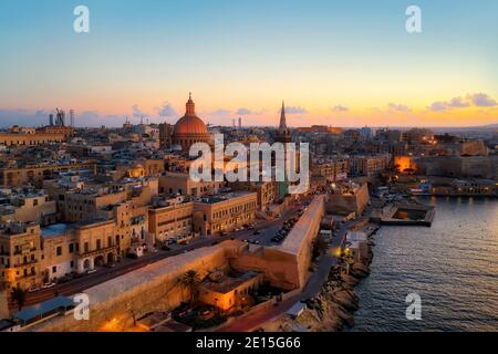 Valletta, Malta bei Sonnenuntergang, aufgenommen im November 2020, nachbearbeitet mit Belichtungsreihe Stockfoto