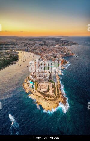 Valletta, Malta bei Sonnenuntergang, aufgenommen im November 2020, nachbearbeitet mit Belichtungsreihe Stockfoto