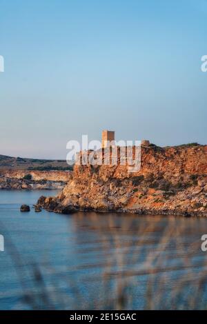 Riviera Beach in Malta, aufgenommen im November 2020, nachbearbeitet mit Belichtungsreihe Stockfoto