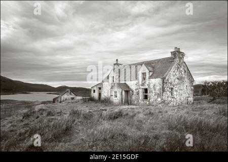 Isle of Lewis, Äußere Hebriden Schottland: Verlassene isolierte Haus mit türkisfarbener Tür Stockfoto