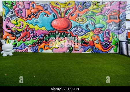 Großes abstraktes Street Art Wandgemälde mit Zeichentrickfiguren auf einer Außenwand Stockfoto