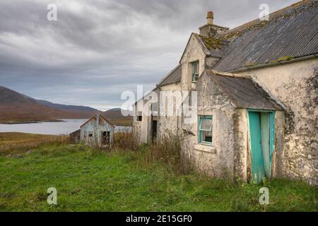 Isle of Lewis, Äußere Hebriden Schottland: Verlassene isolierte Haus mit türkisfarbener Tür Stockfoto