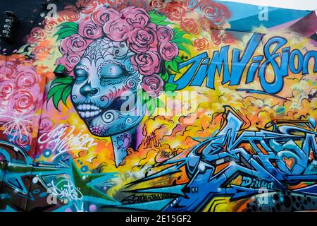 Farbenfrohes Streetart-Fototapete mit stilisiertem Schädel- und Graffiti-Schriftzug Stockfoto