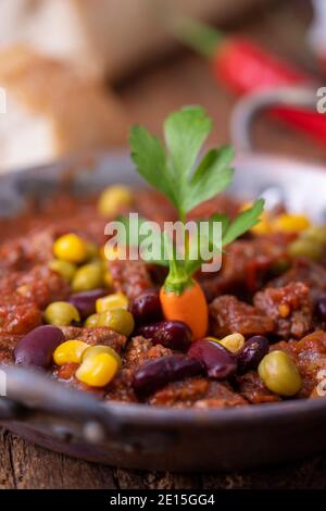 Leckere Chili con Carne auf Holz Stockfoto