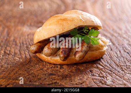 nürnberger Würste in einem Brötchen Stockfoto