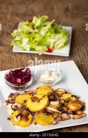 bayerisches Grüstl mit Salat auf Holz Stockfoto