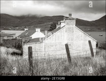 Isle of Lewis und Harris, Schottland: Zaun und Korfthäuser, Ardhasaig bei Tarbert Stockfoto