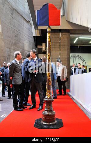 Der Bürgermeister von Paris, Bertrand Delanoe, und der Eigentümer der PSG, Sebastien Bazin, weihen am 2. April 2011 den Stand von Philippe Seguin während des Fußballspieles der Ersten Liga in Paris Saint-Germain gegen Lorient ein. Das Spiel endete in einem Unentschieden von 0-0. Foto von Thierry Plessis/ABACAPRESS.COM Stockfoto