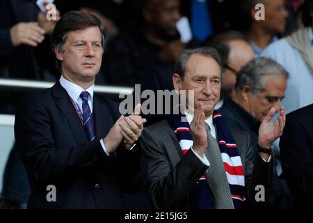 Der Eigentümer der PSG Sebastien Bazin und der Bürgermeister von Paris Bertrand Delanoe während des Fußballspieles der Ersten Liga, Paris-St-Germain gegen Lorient im Parc des Princes in Paris, Frankreich, am 2. April 2011. PSG und Lorient zogen 0-0. Foto von Henri Szwarc/ABACAPRESS.COM Stockfoto