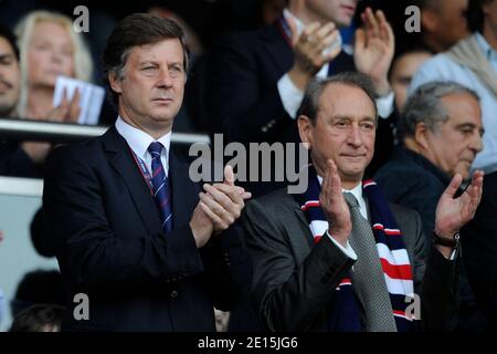 Der Eigentümer der PSG Sebastien Bazin und der Bürgermeister von Paris Bertrand Delanoe während des Fußballspieles der Ersten Liga, Paris-St-Germain gegen Lorient im Parc des Princes in Paris, Frankreich, am 2. April 2011. PSG und Lorient zogen 0-0. Foto von Henri Szwarc/ABACAPRESS.COM Stockfoto